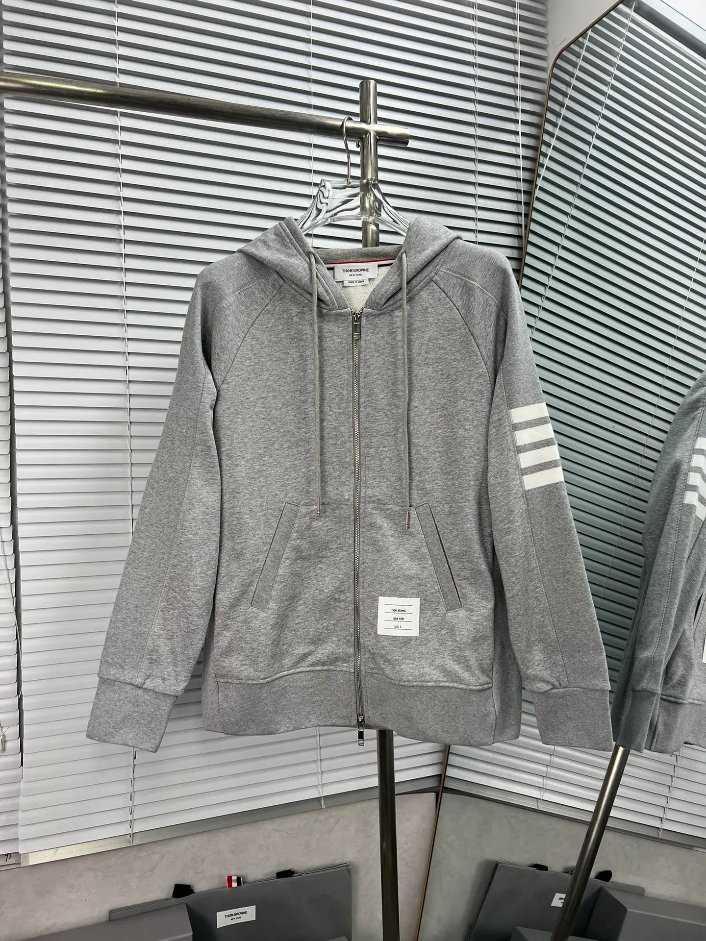 THOM BROWNE 420 ， ， ， ，Classic ， m ， ， ， ， zp ， zp 。 ：Light Gray Navy Blue Black Sizes：012345